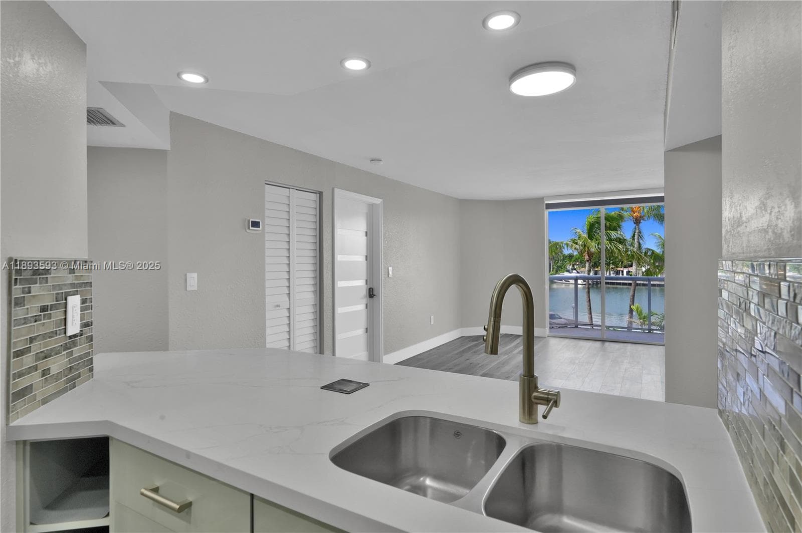 5880 Collins Ave 403 photo 9