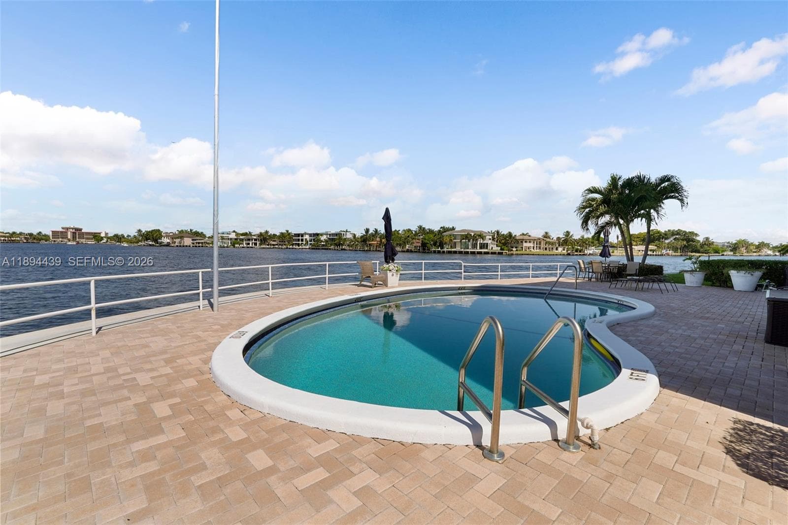 1201 Riverside Dr 301 photo 19