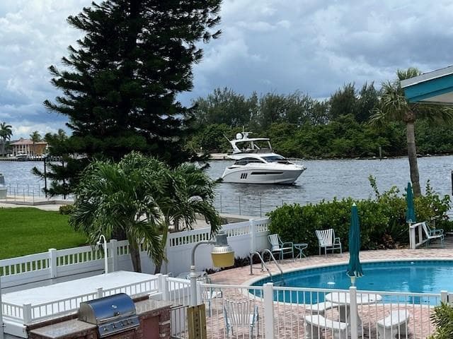 1201 N Riverside Drive #12b 5