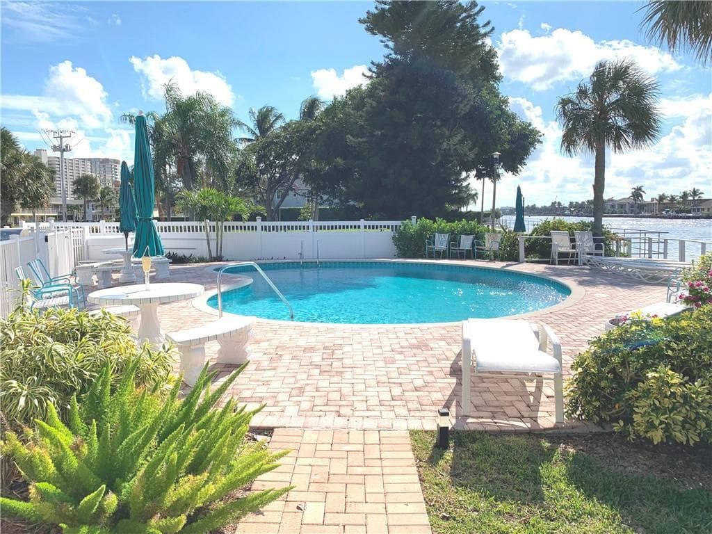 1201 N Riverside Drive #12b 4
