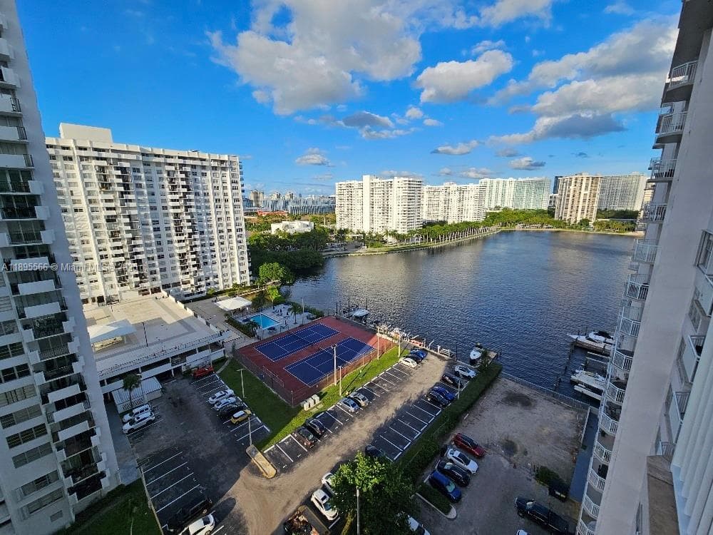 18061 Biscayne Blvd 1602 photo 18