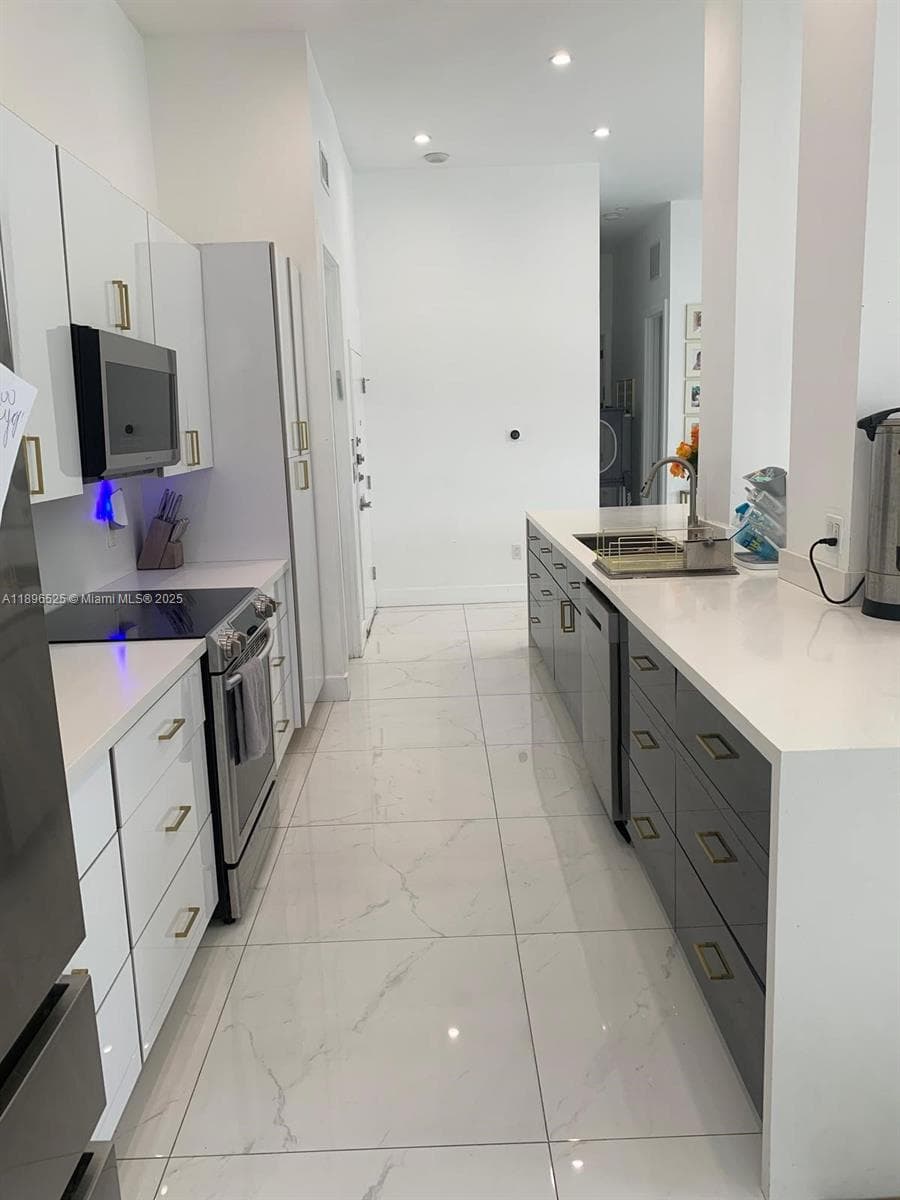 2751 Ocean Dr 3