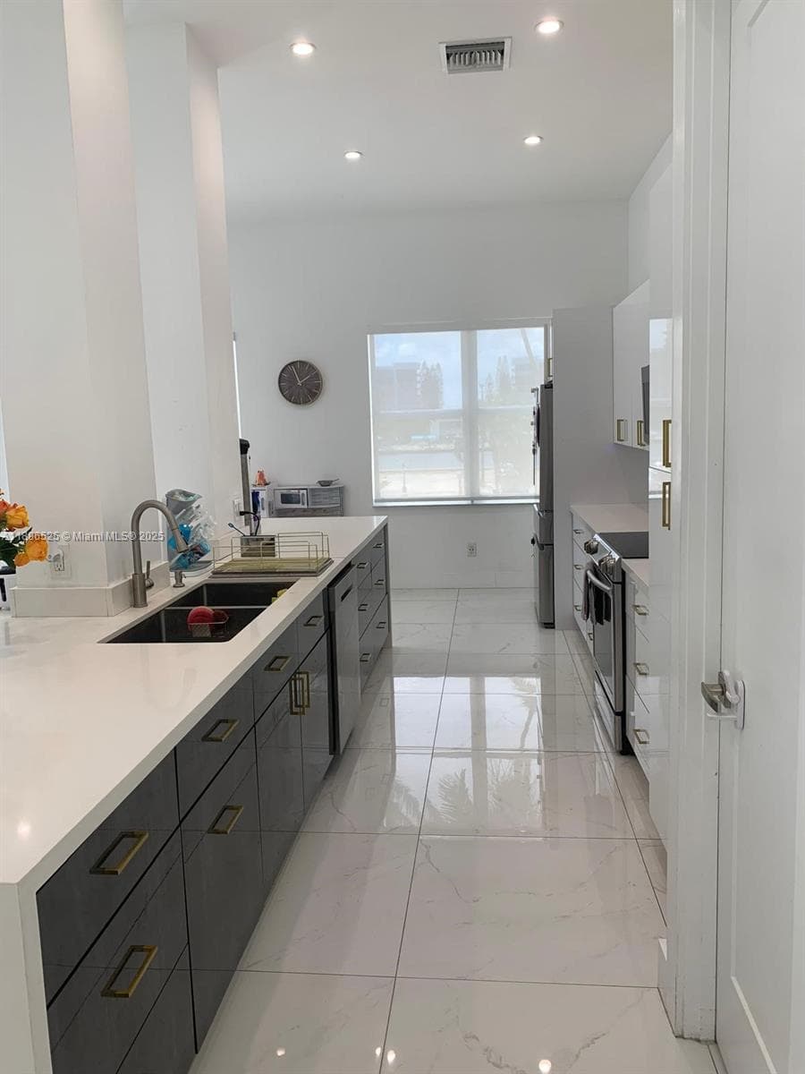 2751 Ocean Dr 4