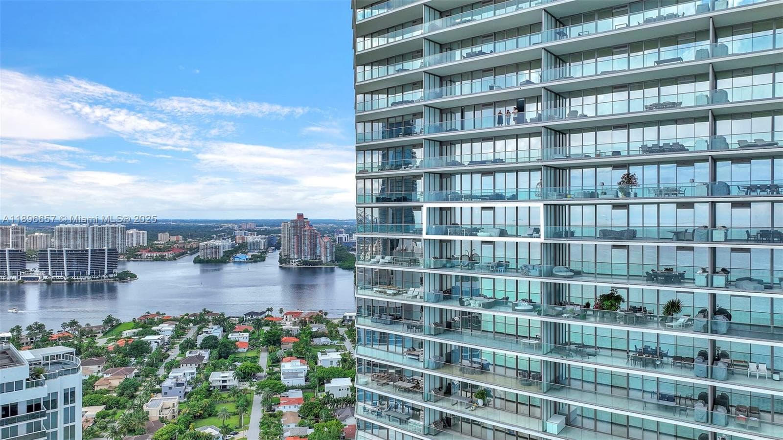 18975 Collins Ave 3