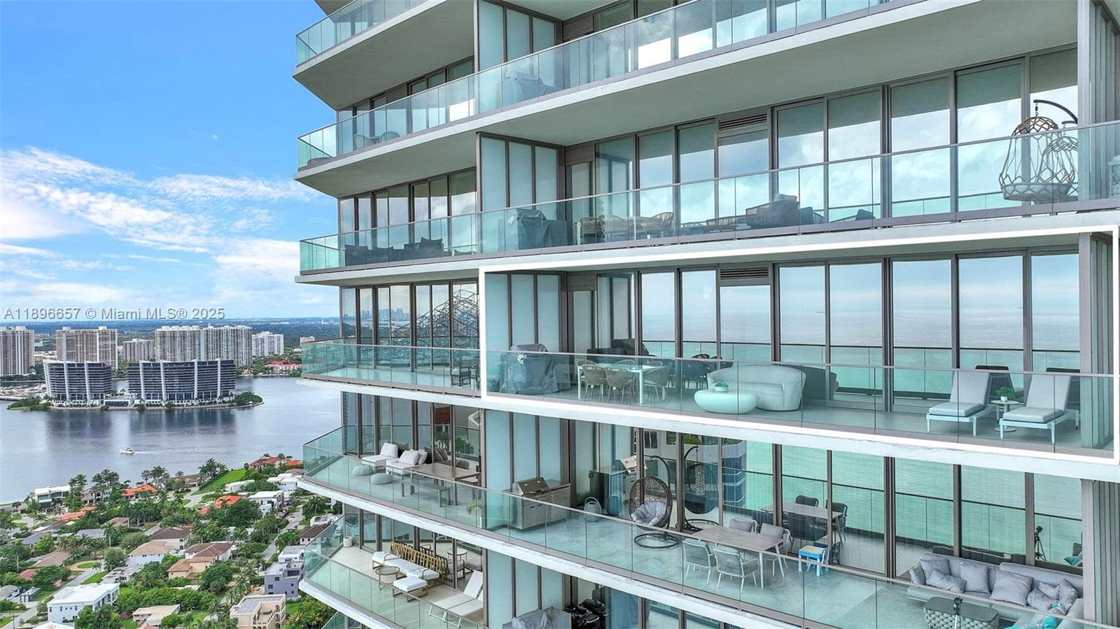 18975 Collins Ave 1
