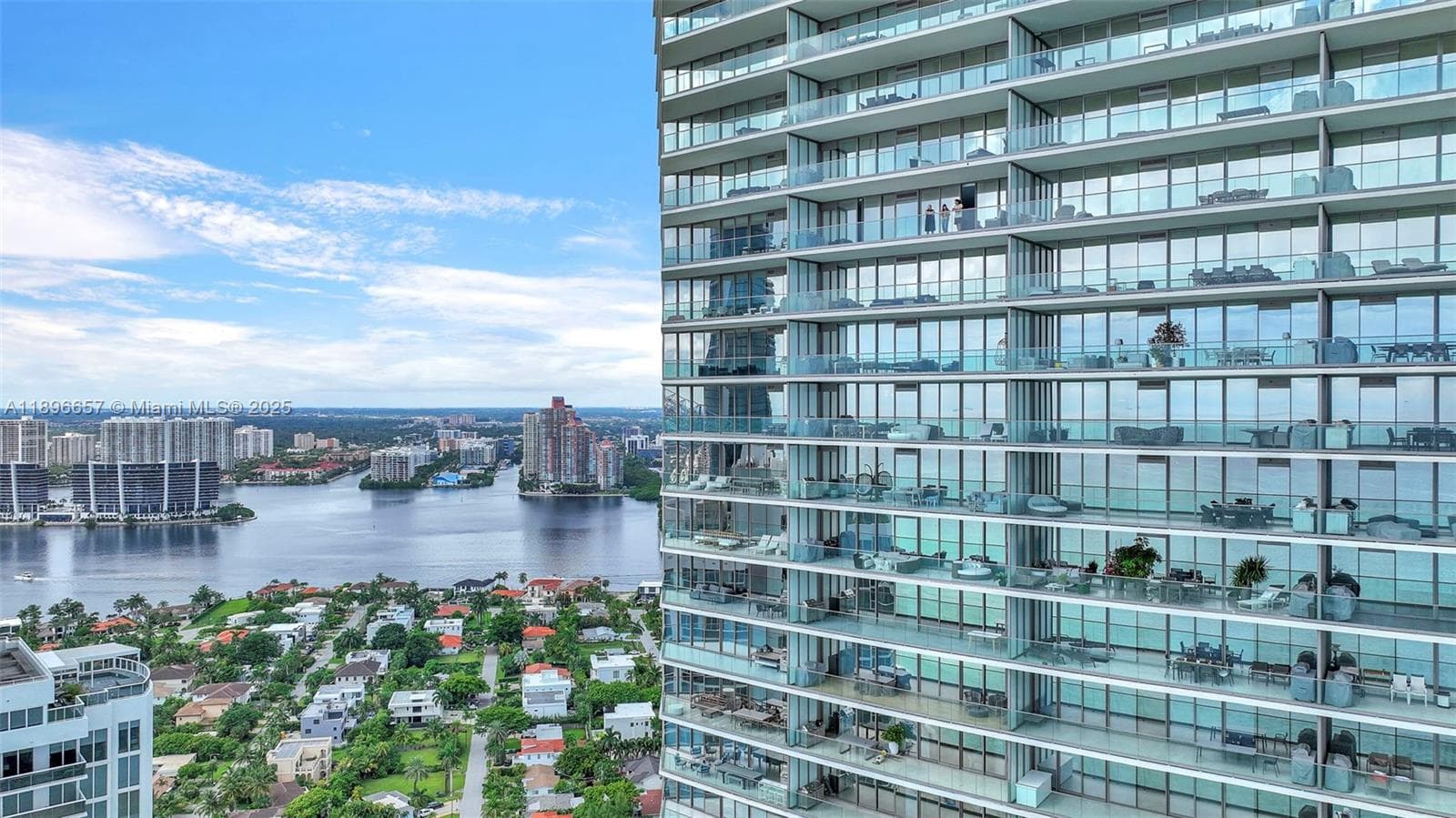 18975 Collins Ave 4