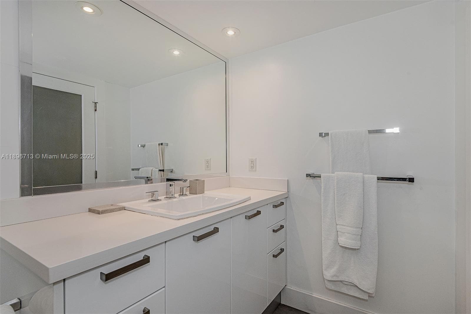 2301 Collins Ave 723 photo 23