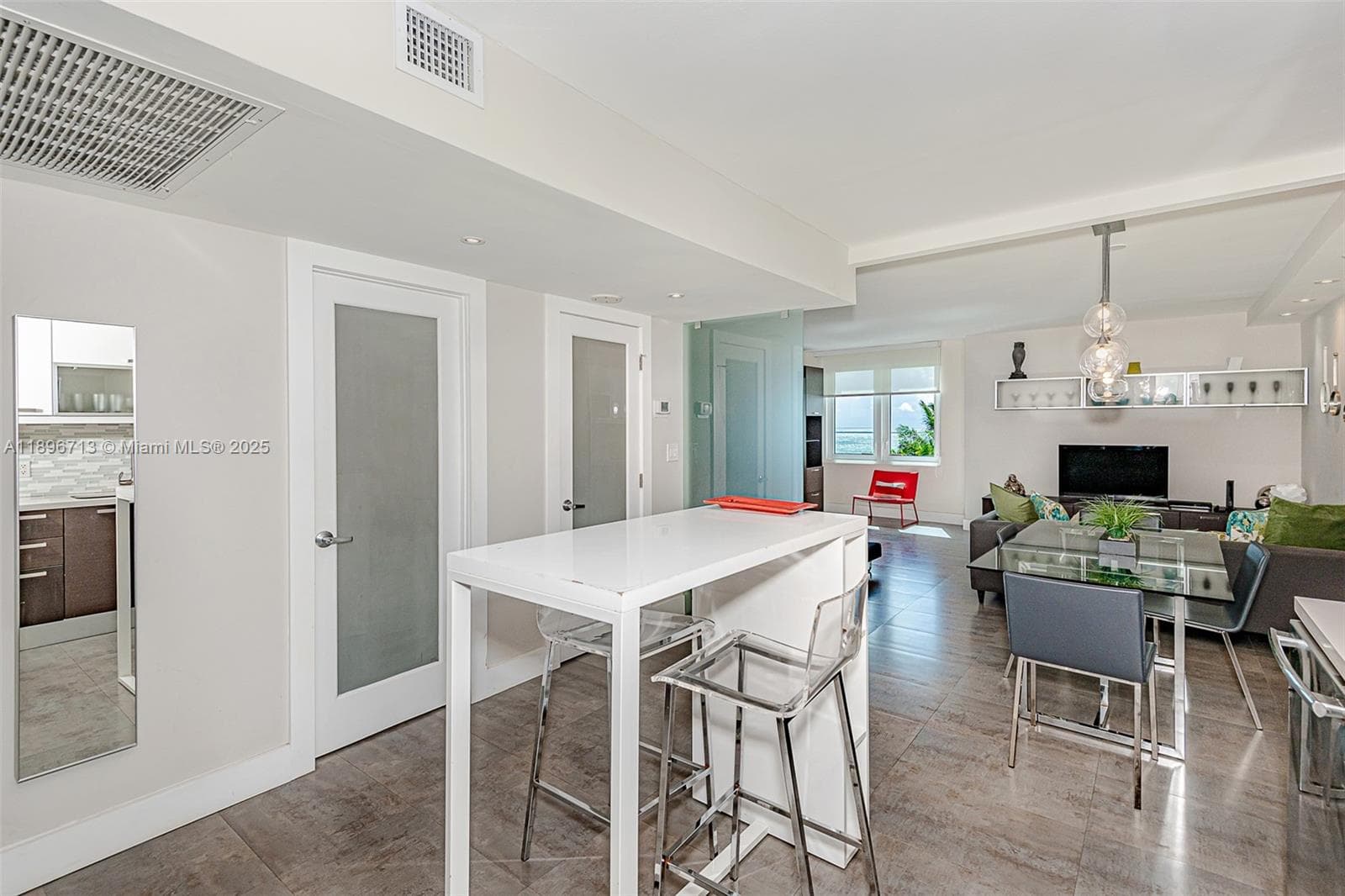 2301 Collins Ave 723 photo 2