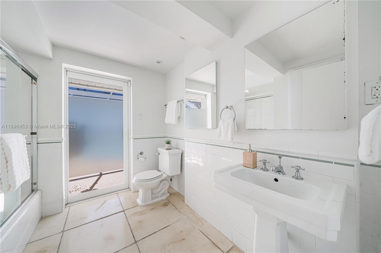 640 Mashta Dr photo 16