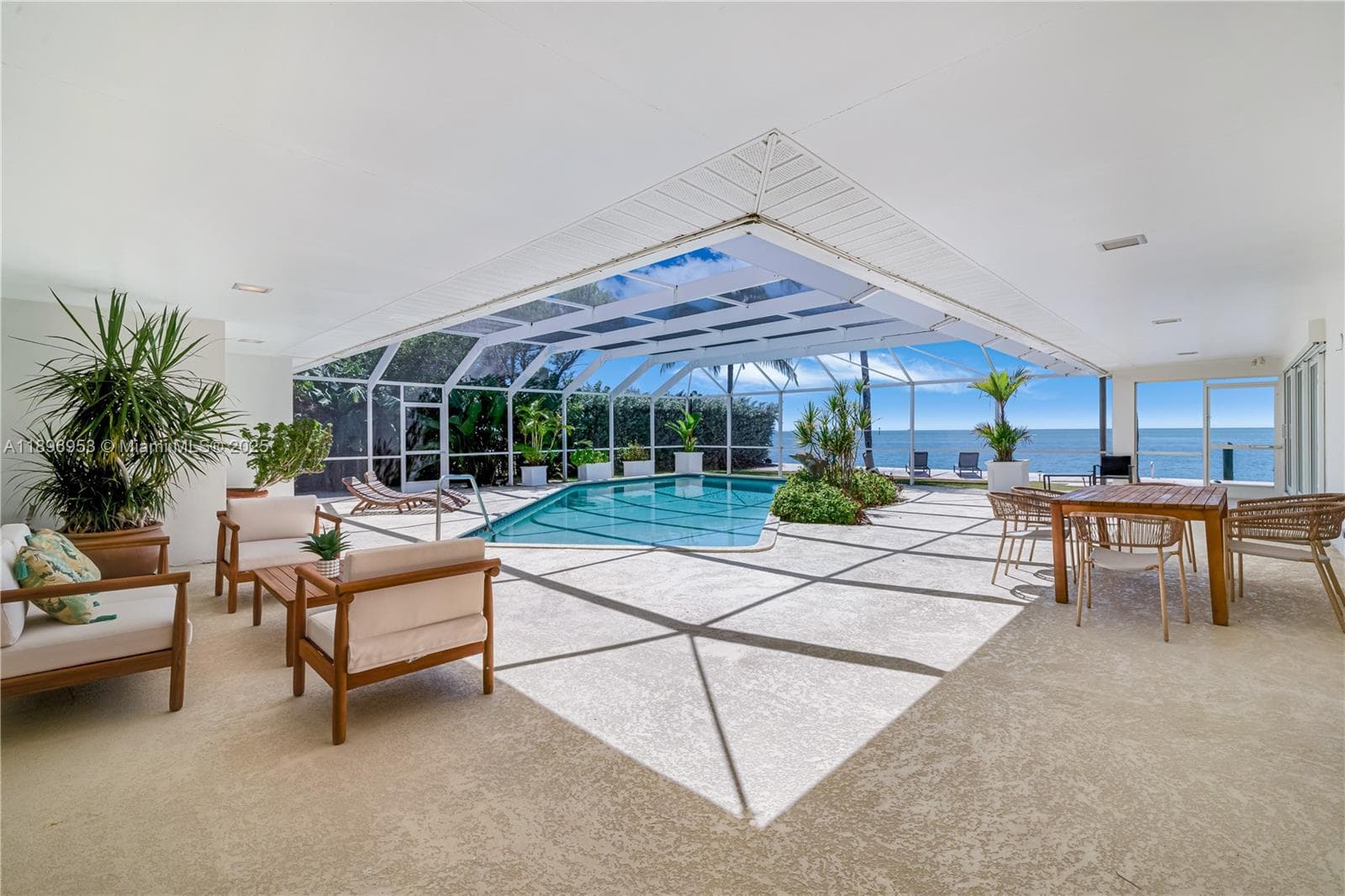 640 Mashta Dr photo 11