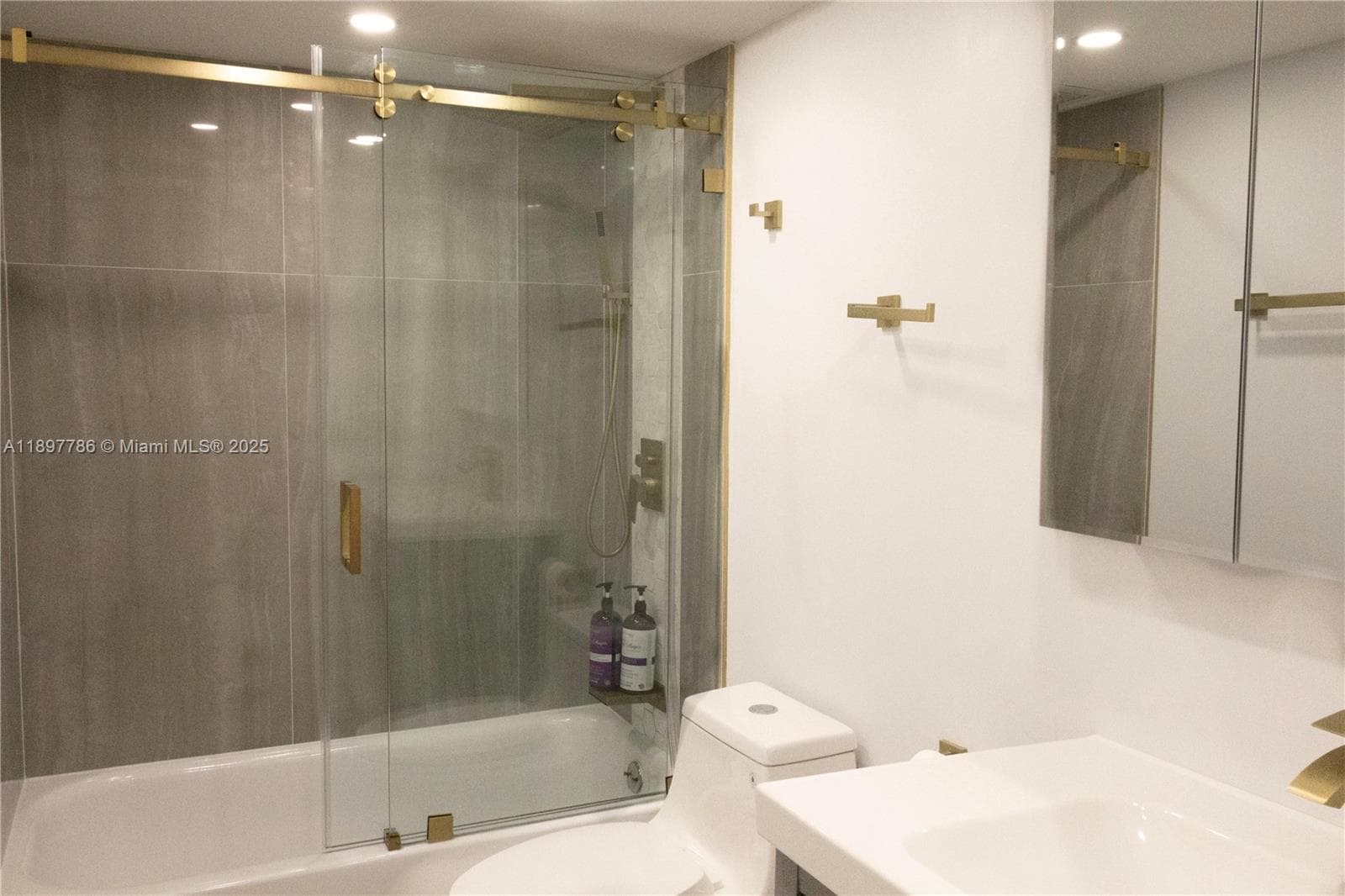 5005 Collins Ave 1523 photo 4
