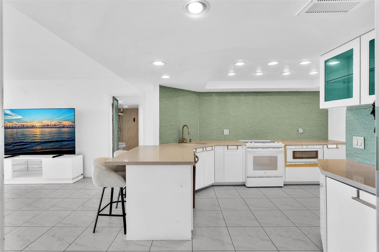2425 Presidential Way 2003 photo 13