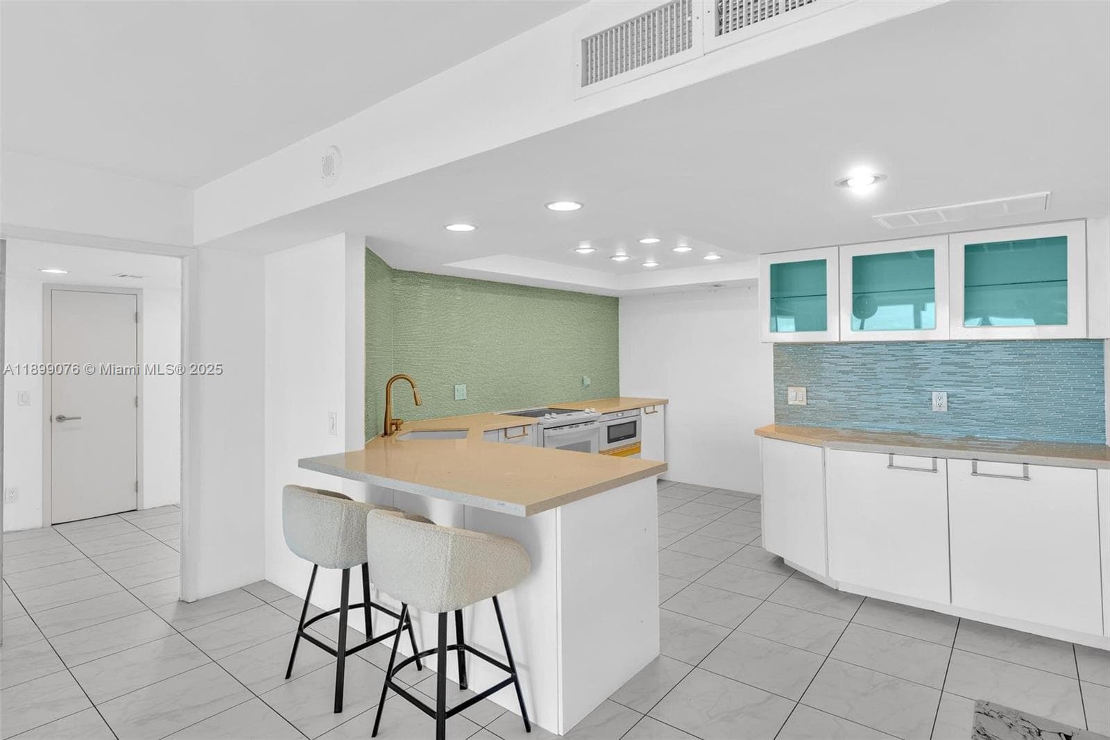 2425 Presidential Way 2003 photo 16
