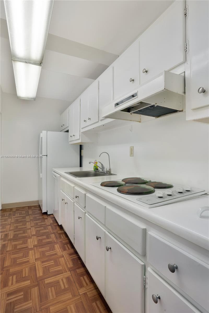 100 Lincoln Rd 607 photo 18
