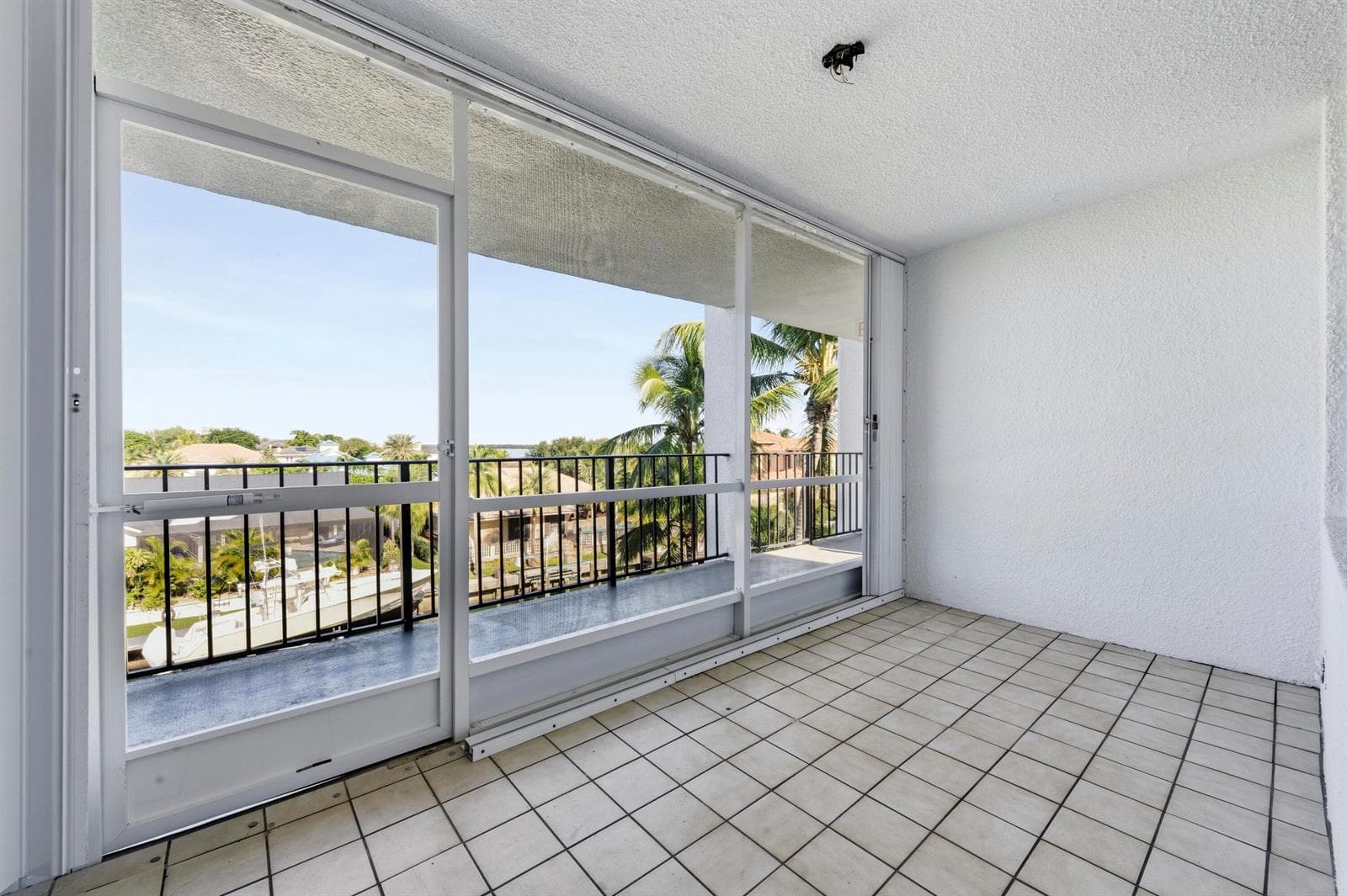 109 Paradise Harbour Blvd #415 4
