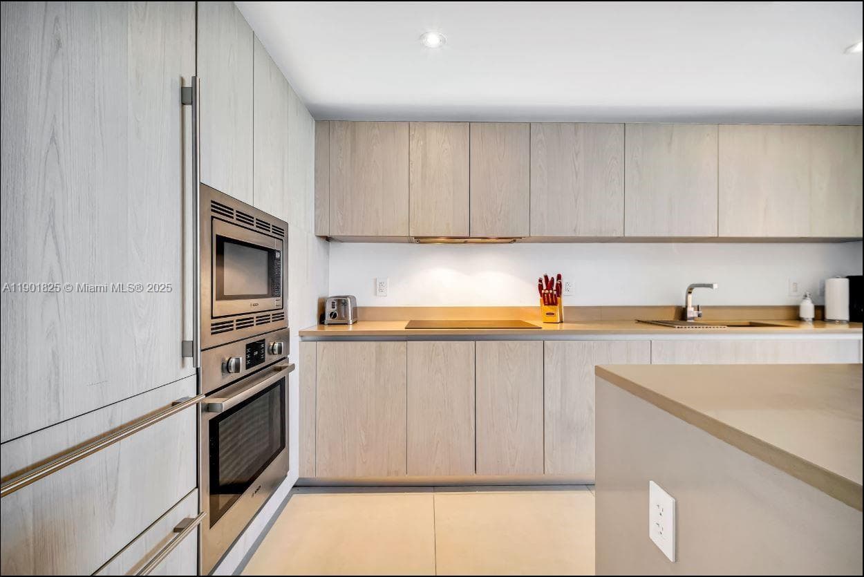 4111 Ocean Dr 4