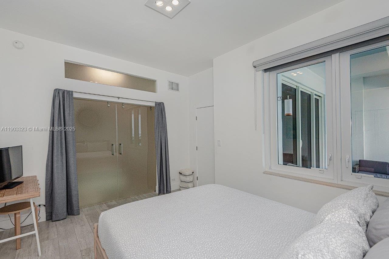 2301 Collins Ave PH21 photo 17