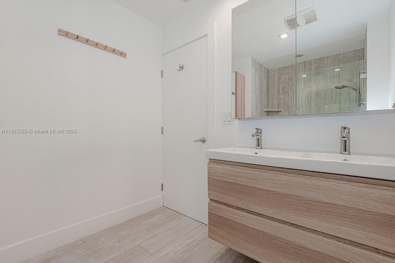 2301 Collins Ave PH21 photo 15