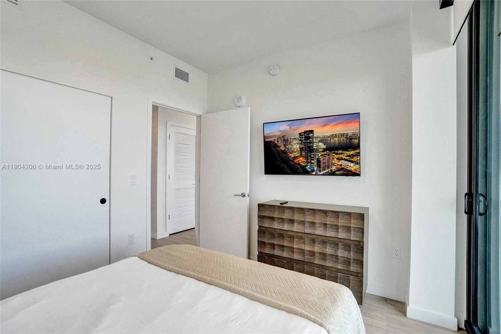 580 72nd St 810 photo 22