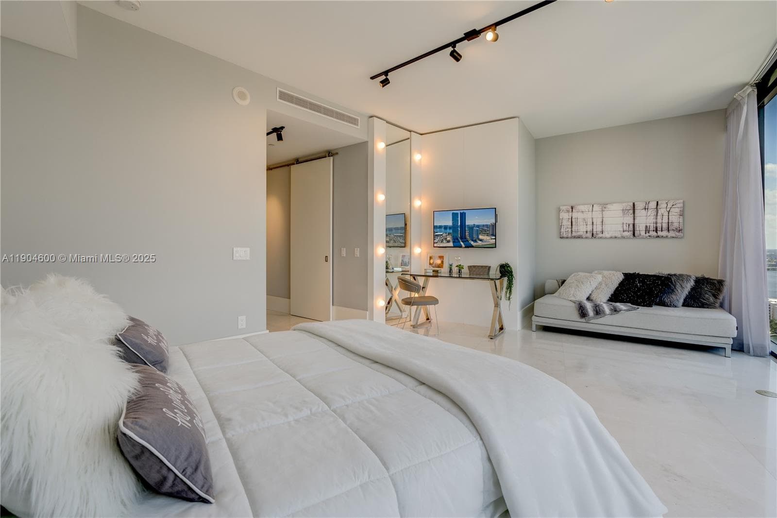 18555 Collins Ave 2403 photo 22