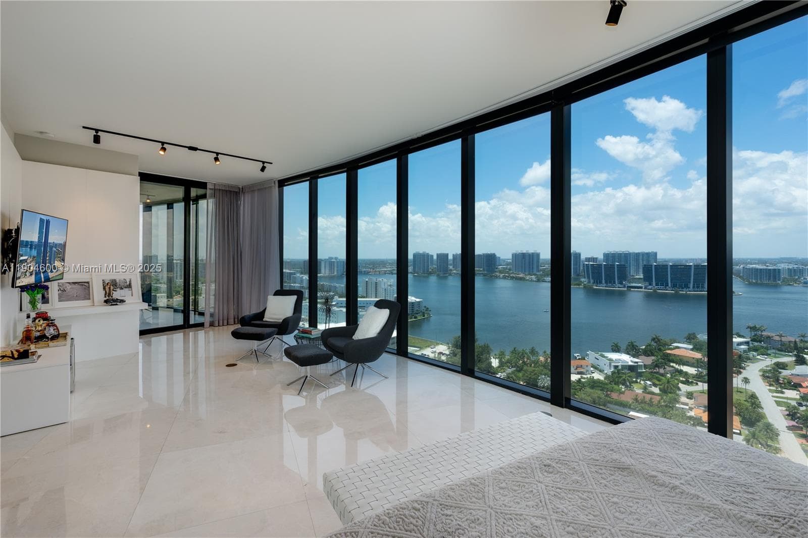 18555 Collins Ave 2403 photo 14