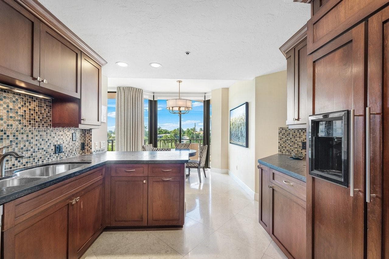 530 Ocean Dr 405 photo 14