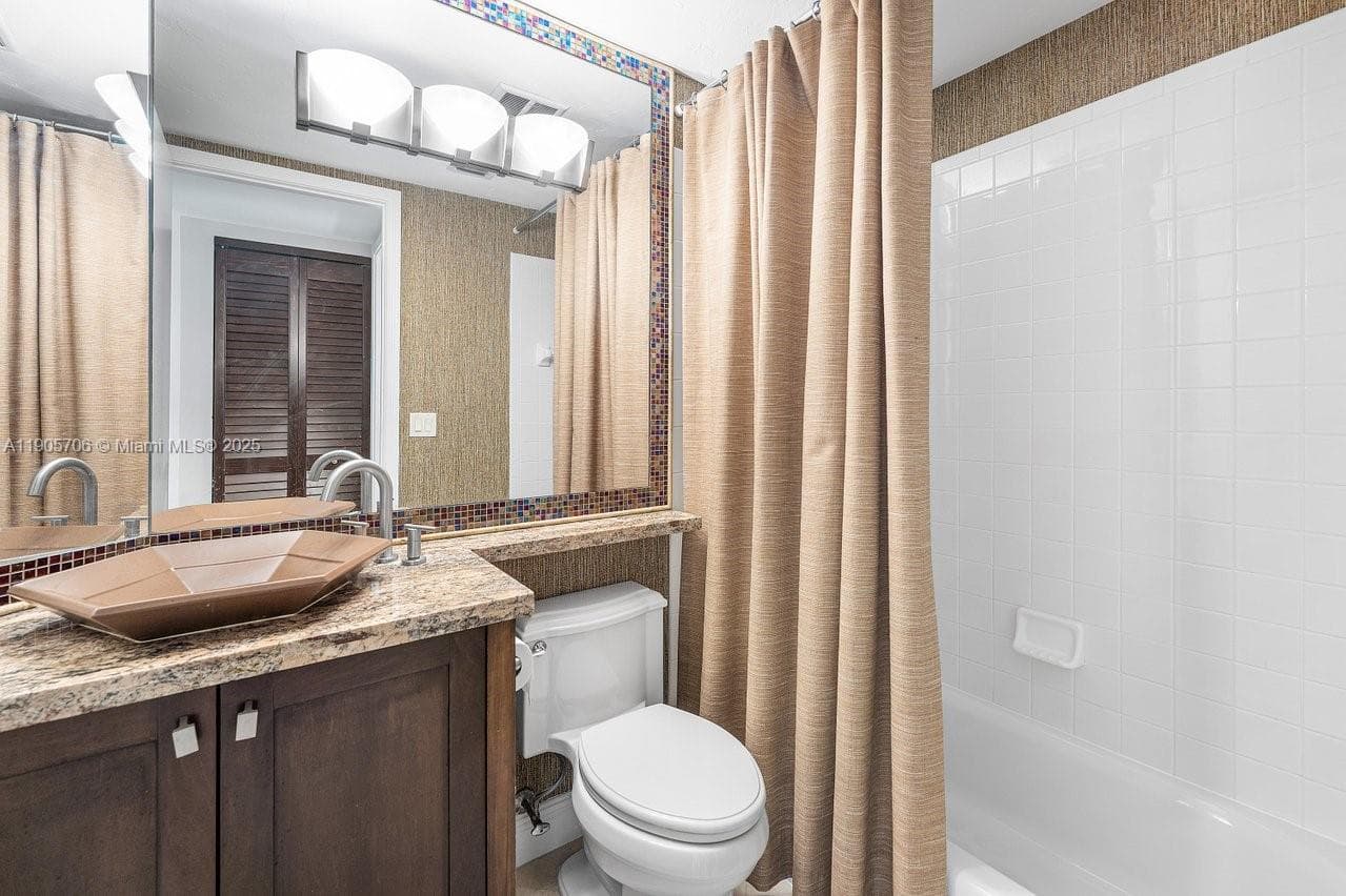 530 Ocean Dr 405 photo 19