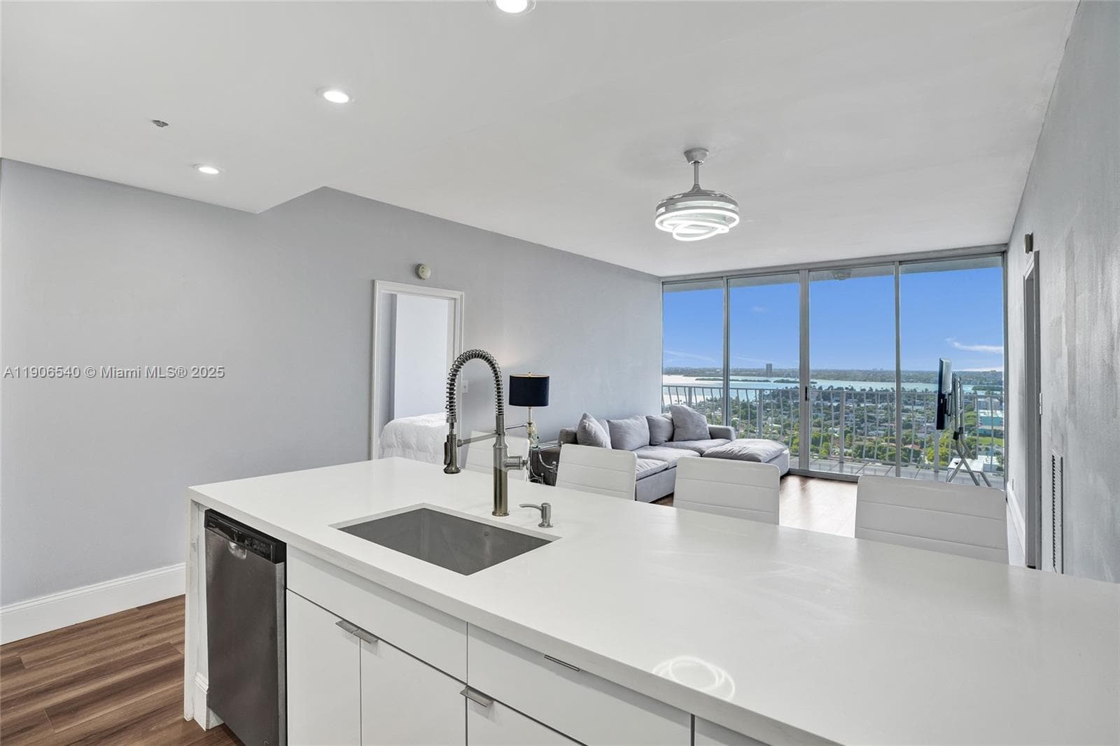 7601 E Treasure Dr PH102 photo 6