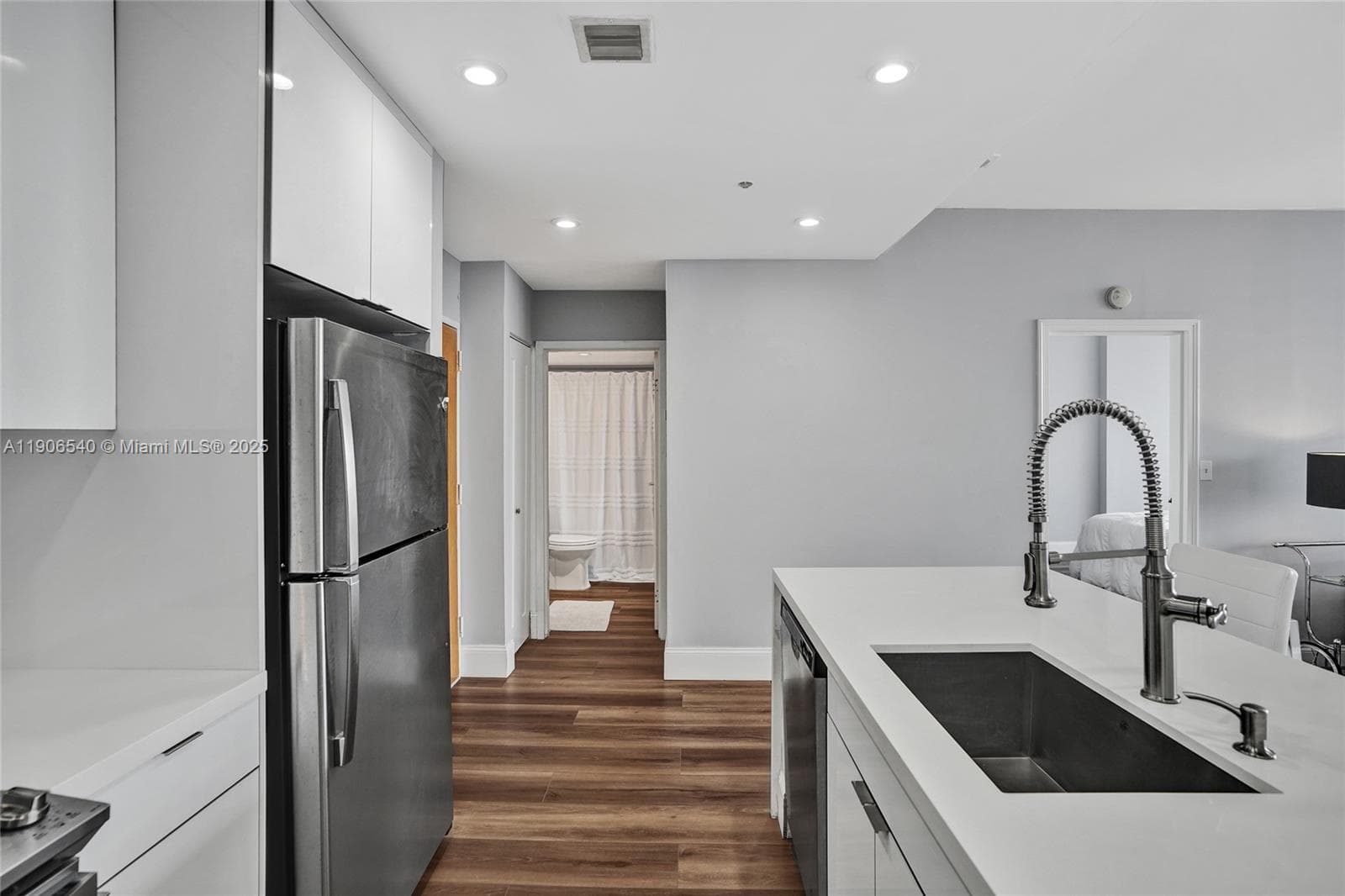 7601 E Treasure Dr PH102 photo 7