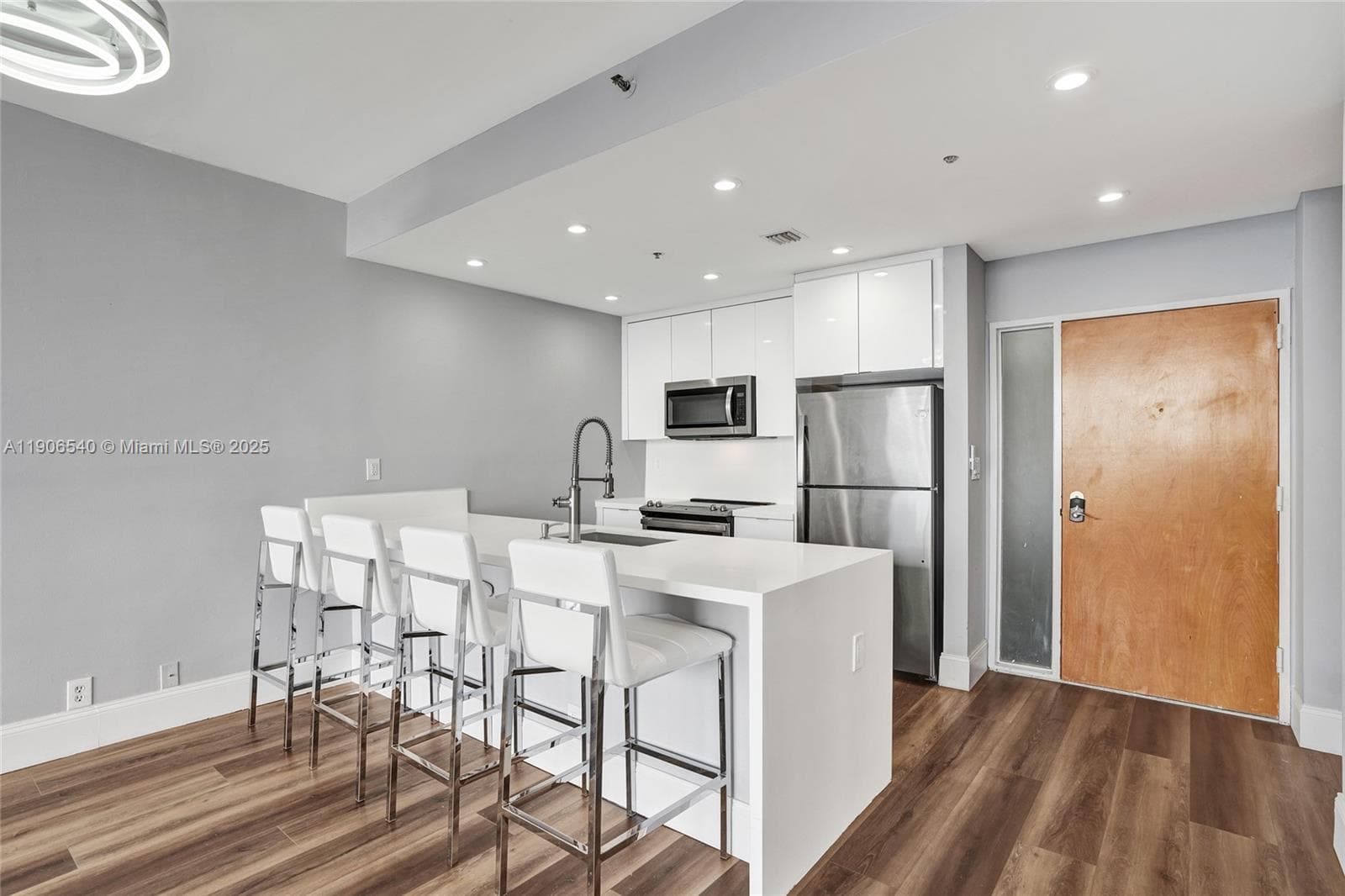 7601 E Treasure Dr PH102 photo 9