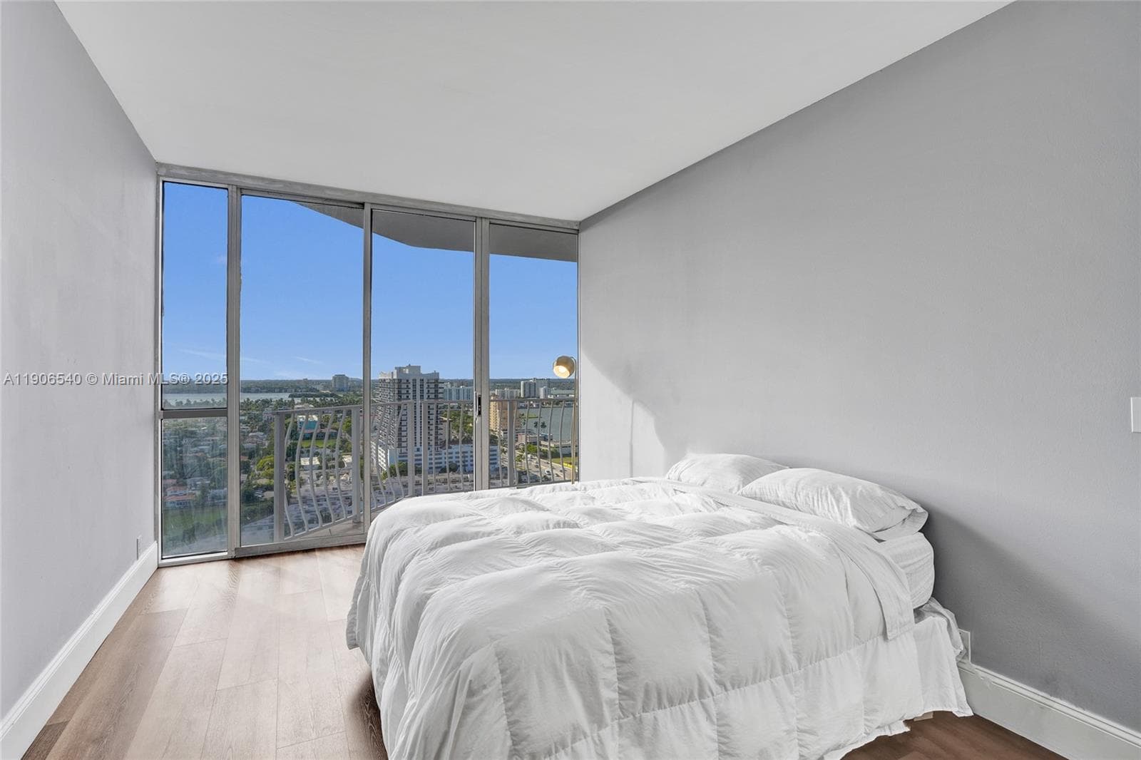 7601 E Treasure Dr PH102 photo 18
