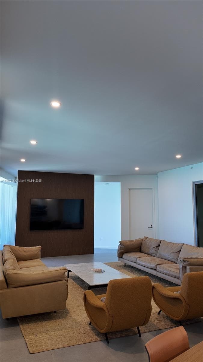 18555 Collins Ave 3
