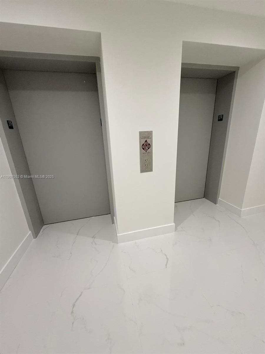 700 24 ST 3701 photo 8