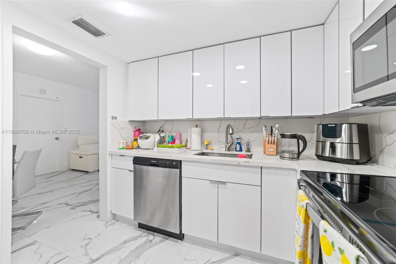 3725 Ocean Dr 716 photo 18