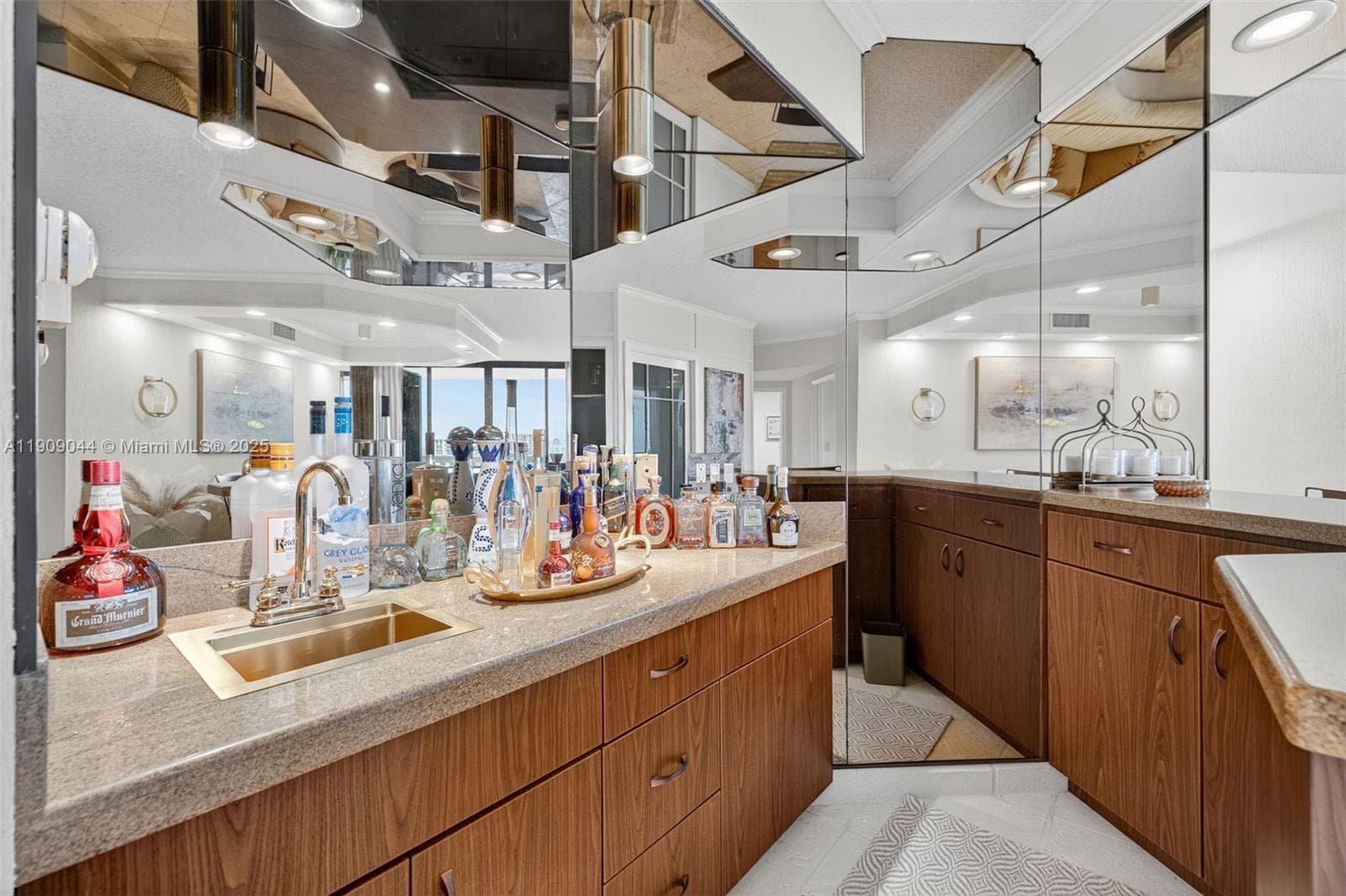 3000 Island Blvd 1904 photo 15