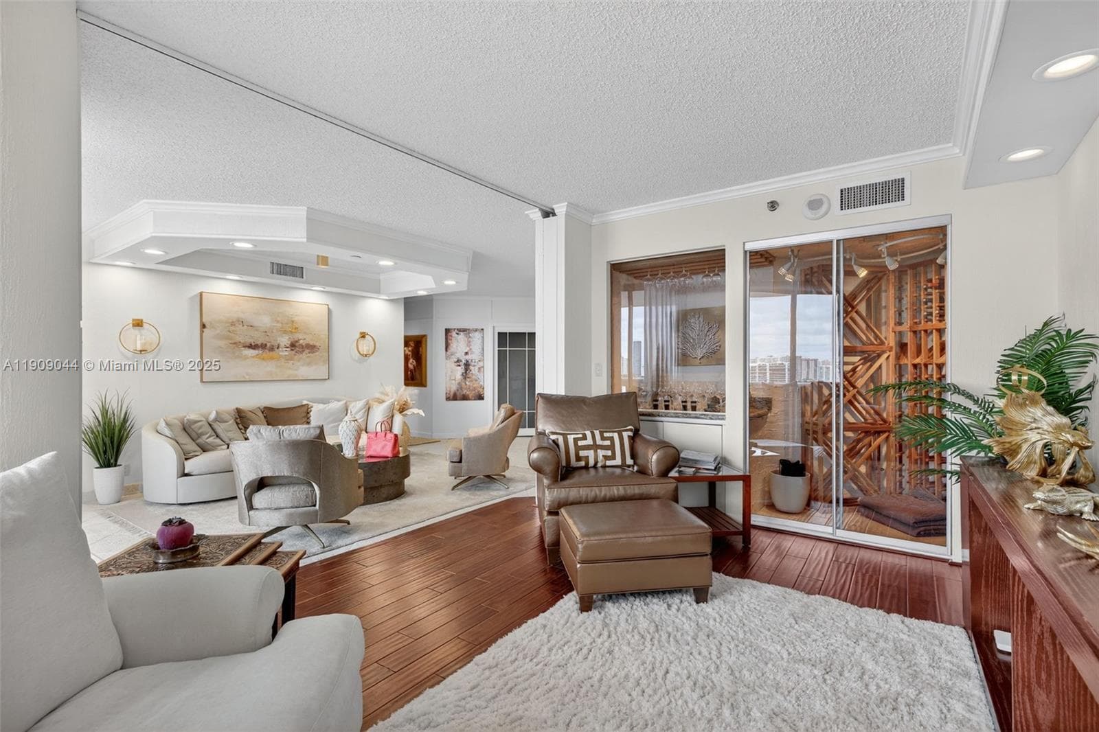 3000 Island Blvd 1904 photo 19