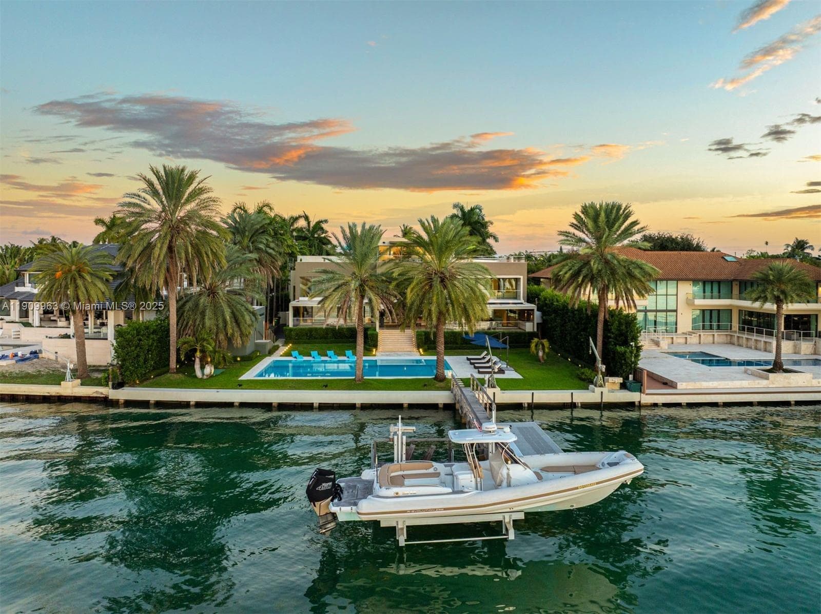 360 Harbor Dr photo 2