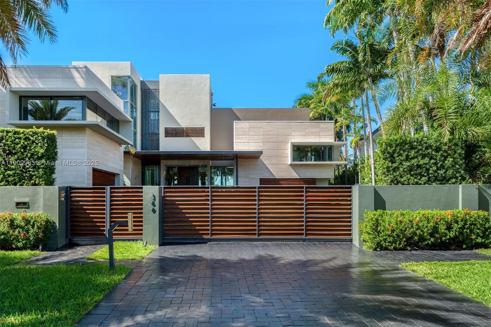 360 Harbor Dr photo 3