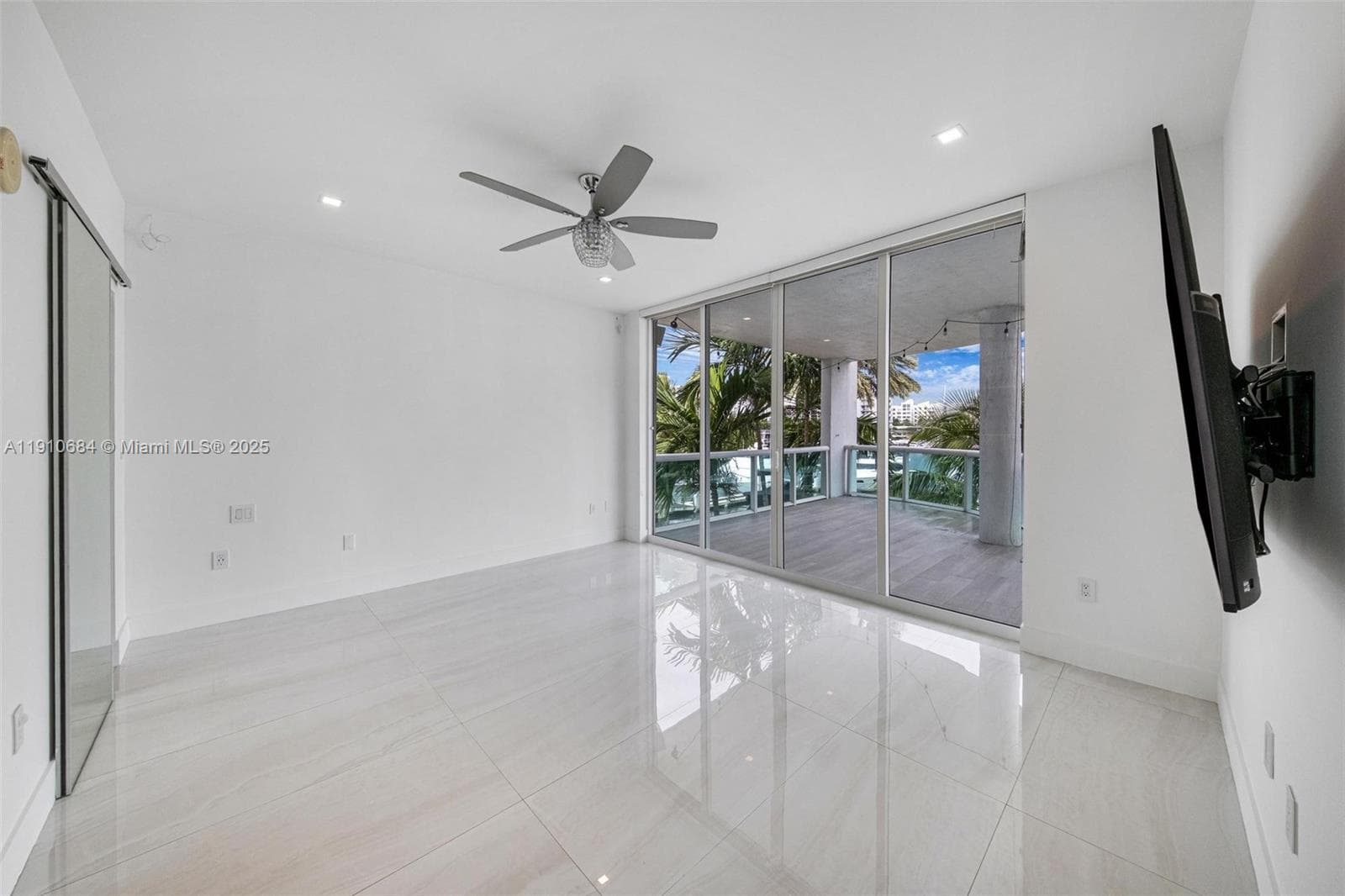 7918 Harbour Island Dr 207 photo 21