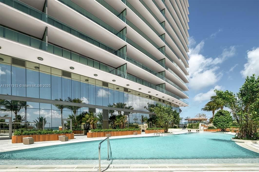 18975 Collins Ave 2