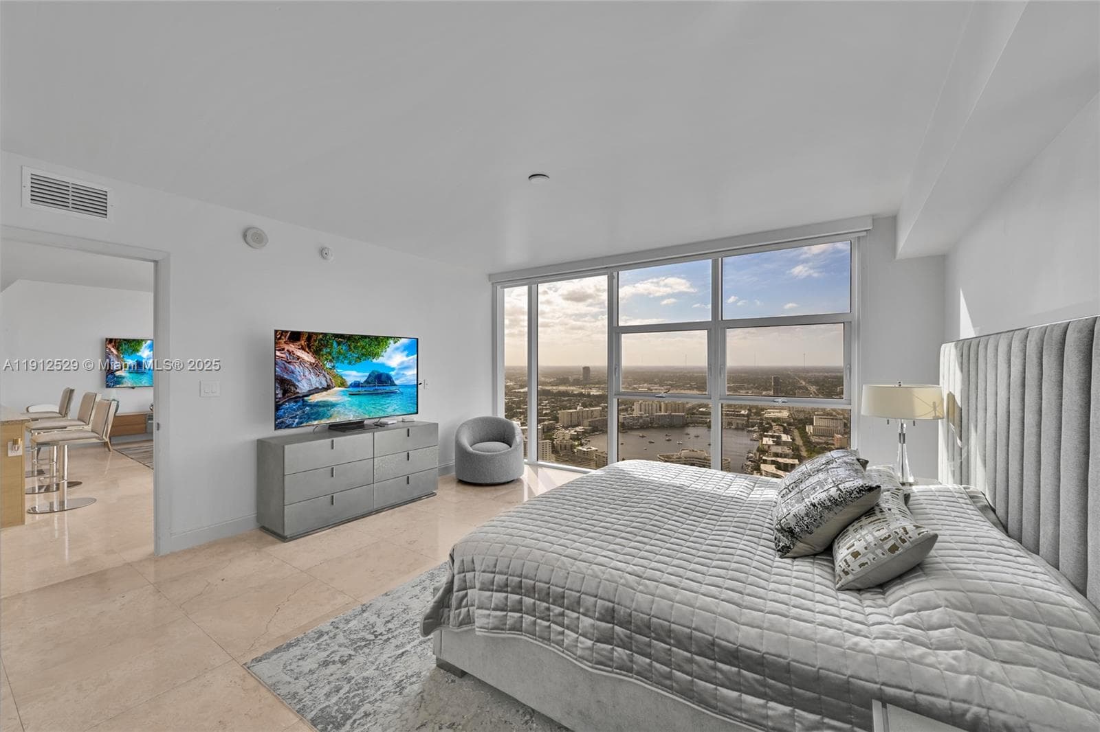1830 Ocean Dr 4807 photo 18