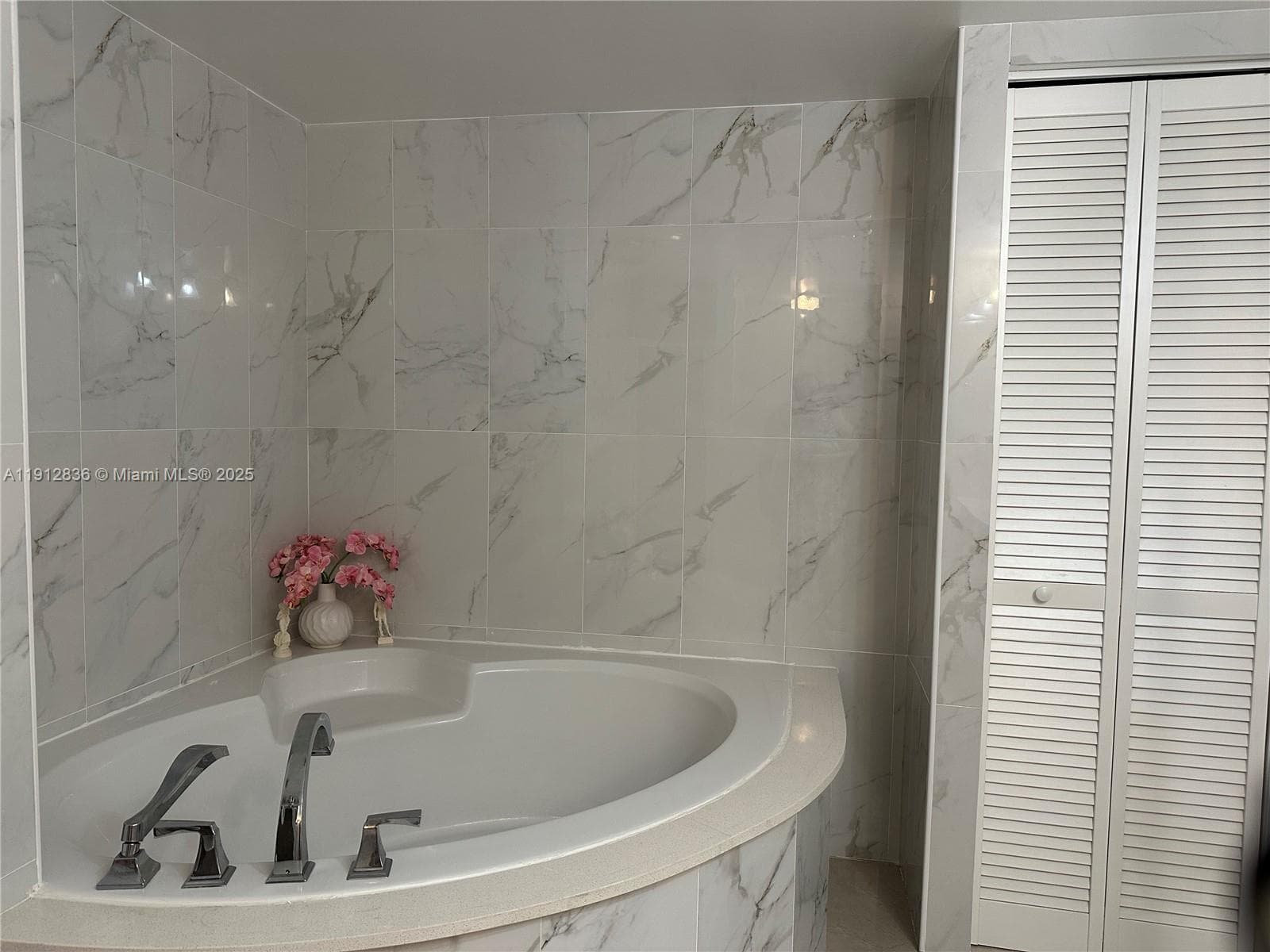 1865 S Ocean Dr 6H photo 4