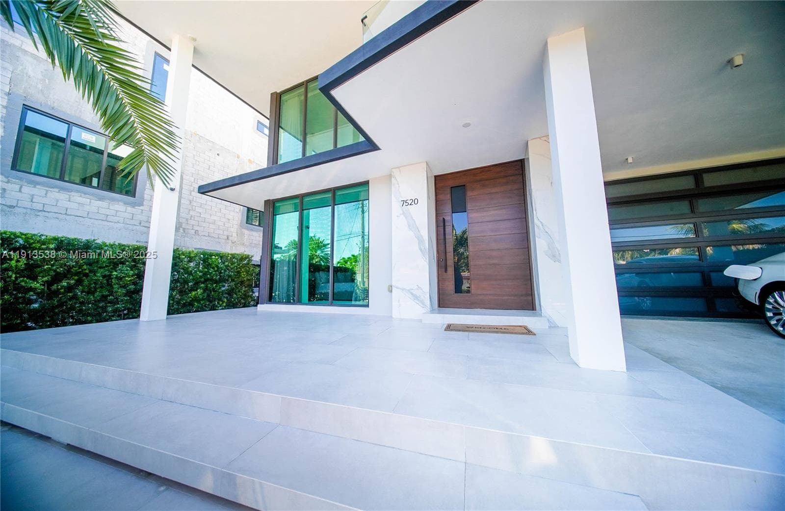 7520 Treasure Dr 3