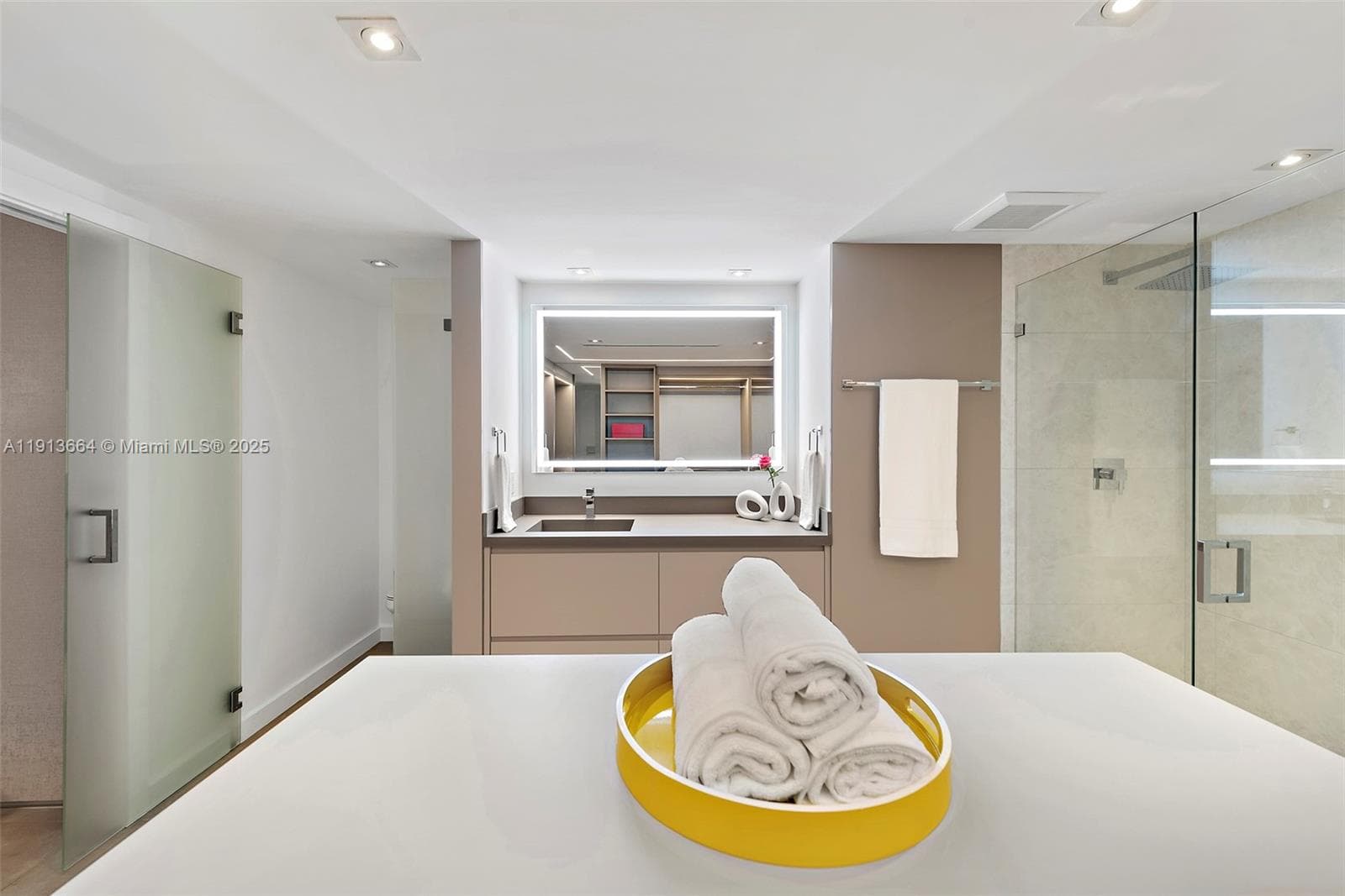 2301 Collins Ave 4