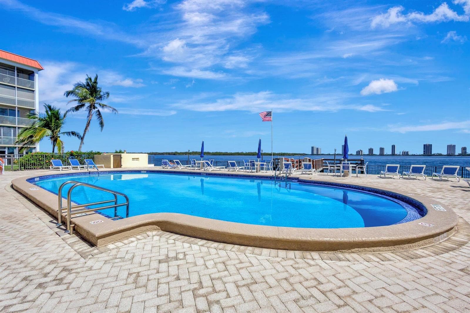 105 Paradise Harbour Boulevard 109 photo 24