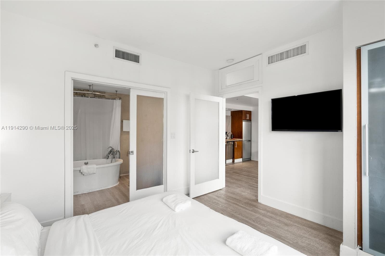 1060 Ocean Dr D307 photo 18