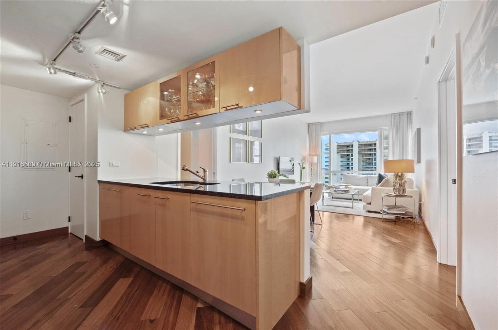 6801 Collins Ave PH06 photo 10