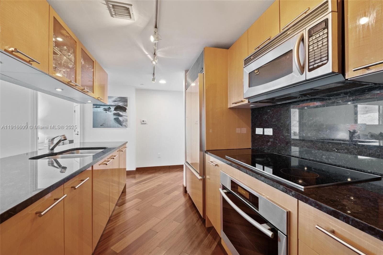6801 Collins Ave PH06 photo 11