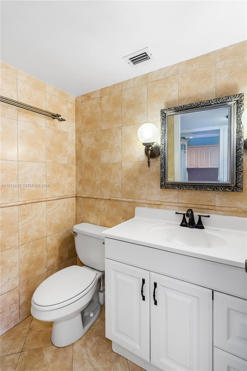 2025 NE 164th St 907 photo 17