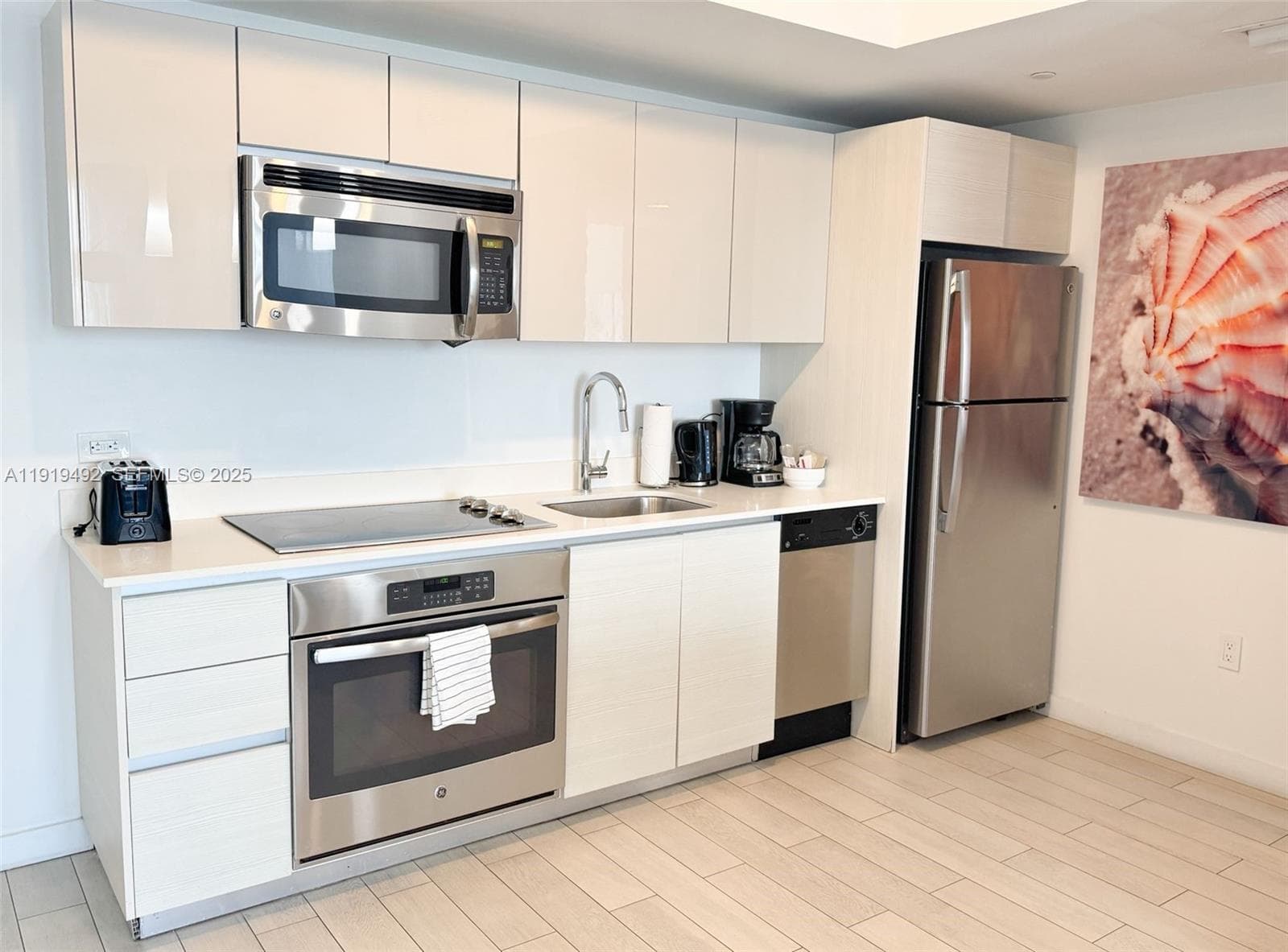 2602 E Hallandale Beach Blvd R1807 photo 4